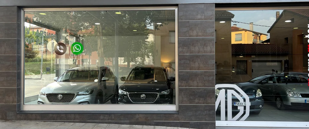 Façana i showroom de Motorcenter Olot amb vehicles MG